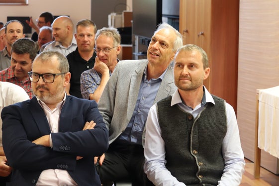 Cooperazione e decentramento, rete e flessibilità (da sinistra): Marco Pietrogiovanna, Paul Zipperle, Andreas Agreiter alla celebrazione del 30° anniversario del corso per lavoro forestale alla Scuola forestale Latemar il 4 luglio. (Foto: USP/Maja Clara)