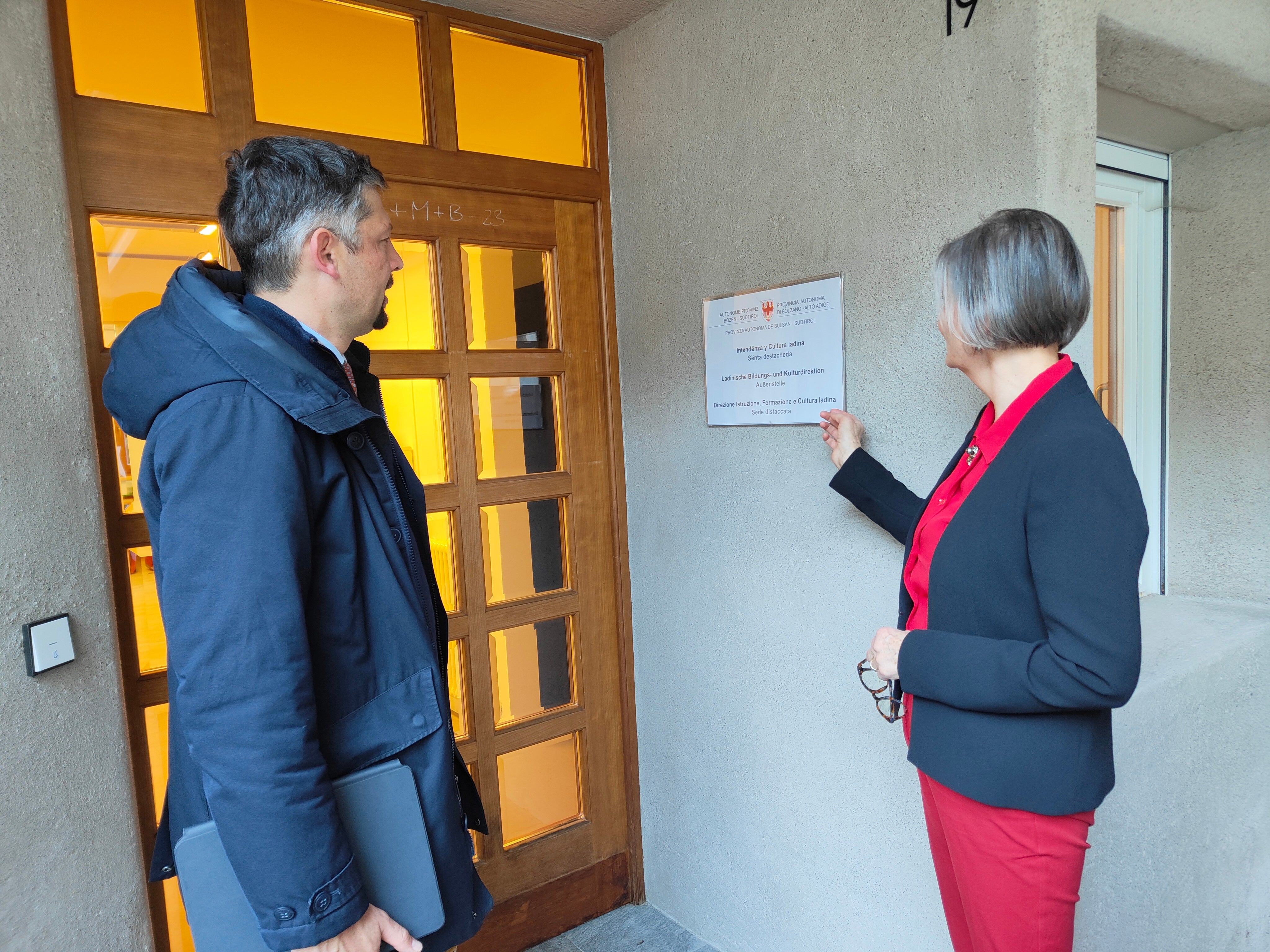 L Assessëur Daniel Alfreider y la ispetëura per la scolines Elisabeth Baur (Foto: USP)