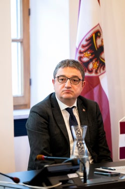 Il governatore del Trentino, Maurizio Fugatti, ha sottolineato: “Con l'aiuto di un piano di investimenti di 9,2 miliardi di euro vogliamo portare l'autostrada verso il futuro in modo innovativo, sicuro e sostenibile. La nostra attenzione è rivolta all'intermodalità per rendere l'asse del Brennero una vera e propria spina dorsale per la mobilità e l'economia europea.” (Foto: USP/Manuela Tessaro)