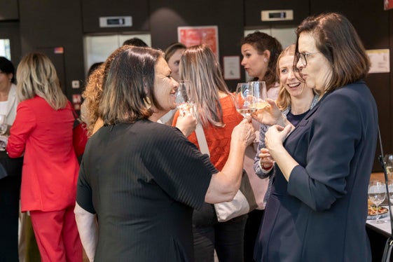 Small talk und Netzwerken nach der Vergabe der Zertifikate in der Bozner Handelskammer. (Foto: Alan Bianchi)