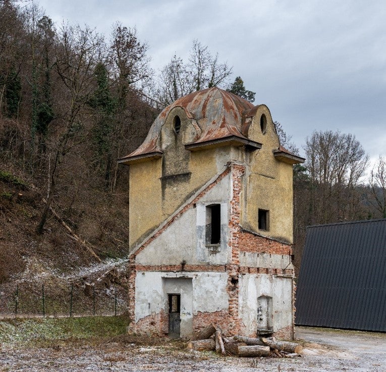 Der Wasserturm am Bahnhof Klausen wurde im Rahmen der Bauarbeiten der Grödner Bahn errichtet. (Foto: LPA/Landesdenkmalamt/Manuela Tessaro)