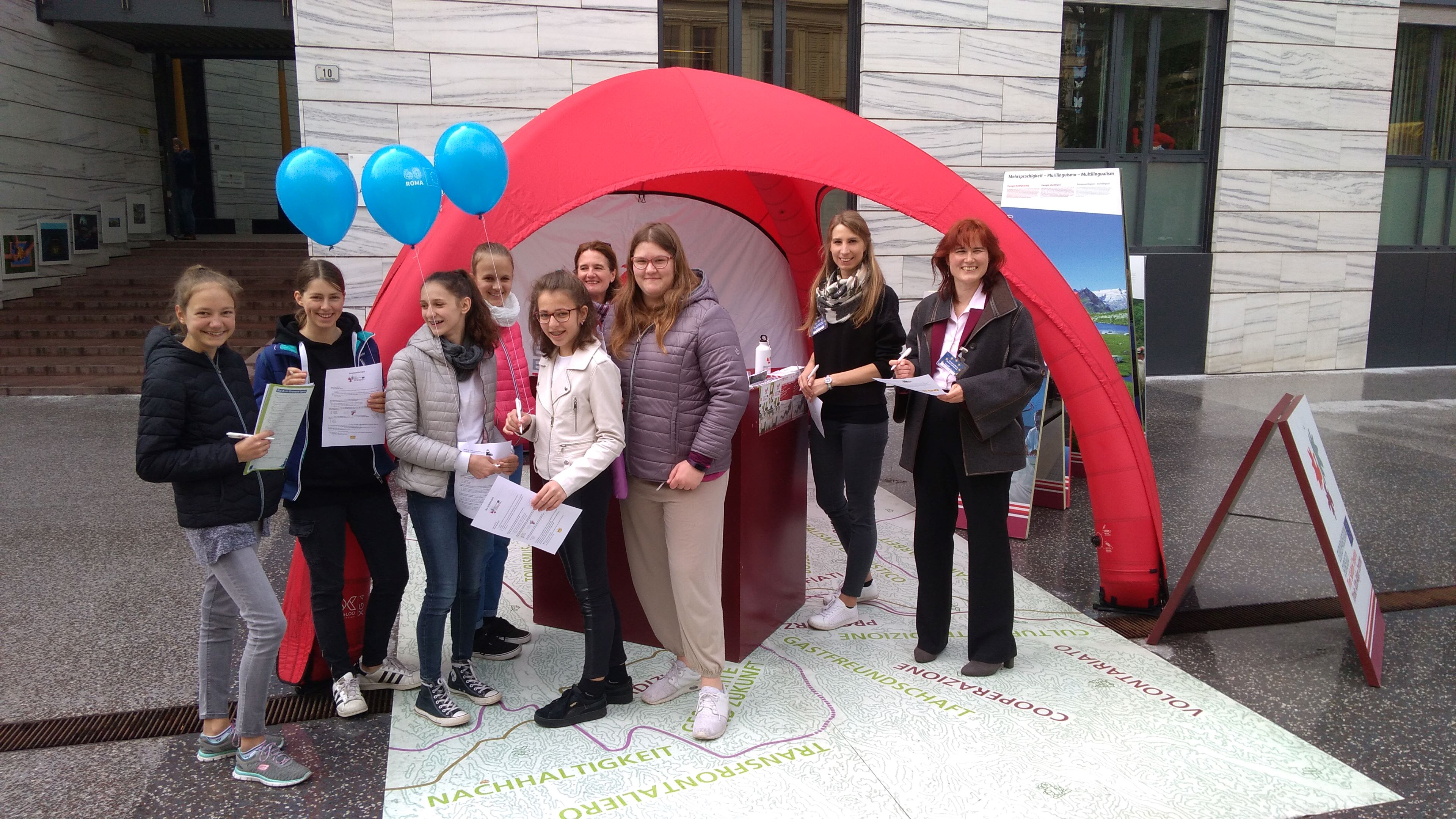 Presso lo stand dell'Euregio il 25 aprile a Lienz, le famiglie potranno anche ritirare palloncini dell'Euregio. (Foto: Euregio)