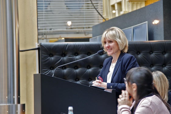 L'edilizia abitativa è una questione sociale: del presente ma soprattutto del futuro, ha sottolineato Waltraud Deeg, assessora provinciale all'Edilizia abitativa (Foto: ASP/Greta Stuefer)