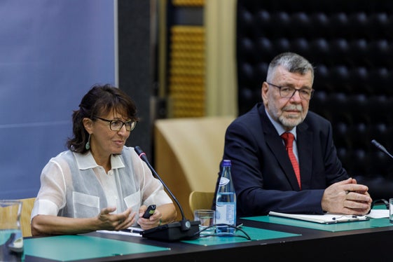 Die Professorin der bildungswissenschaftlichen Fakultät der Universität Bozen, Federica Viganò, und Gottfried Tappeiner, Professor für Wirtschaftstheorie der Universität Innsbruck (Foto: LPA/Tiberio Sorvillo) 