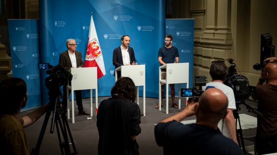 Gemeindenverbandspräsident Andreas Schatzer, Landesrat Philipp Achammer und Florian Pallua vom Forum Prävention stellten am 11. Juli das Konzept des Jugendhaushaltes vor. Dies ist ein eigenes Budget für jugendrelevante Projekte, die nach einer Abstimmung durch 14- bis 25-jährige Gemeindebewohnerinnen und -bewohner,  Gemeinderat, Jugendbeirat und örtlichen Jugendeinrichtungen umsetzen werden. (Foto: LPA/Fabio Brucculeri)