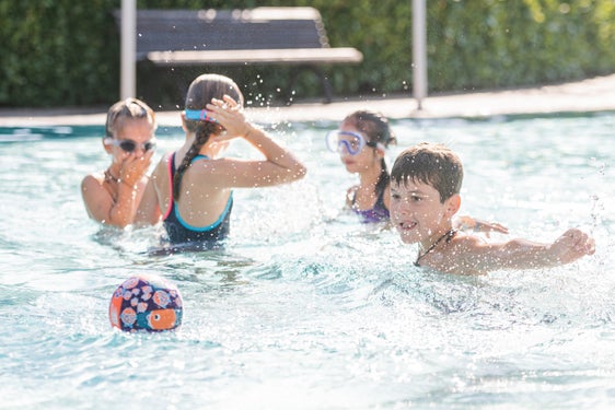 I possessori dell'EuregioFamilyPass Alto Adige possono godere del divertimento del nuoto a prezzo ridotto in 13 piscine in tutta la provincia. La promozione estiva inizia oggi, 30 maggio,  la sua quarta edizione (Foto: Agenzia per la Famiglia/Harald Wisthaler)
