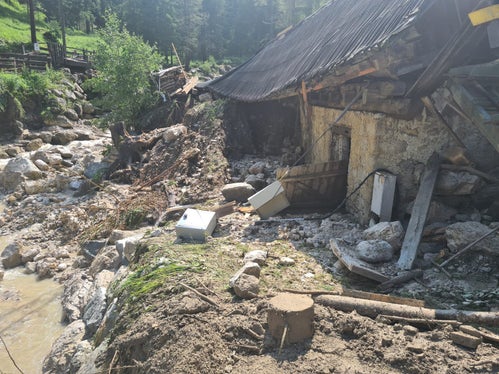 Vor allem der Bereich bei der Säge am Wengener Bach wurde durch das Unwetterereignis vom Mittwochabend stark in Mitleidenschaft gezogen; die Wildbachverbauung führt Instandsetzungsarbeiten am Bachbett und im Uferbereich durch. (Foto: LPA/Landesamt für Wildbach- und Lawinenverbauung Ost in der Agentur für Bevölkerungsschutz)