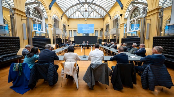 Numerosi sindaci dei Comuni interessati hanno accettato l'invito dell'assessore provinciale Peter Brunner a recarsi a Palazzo Widmann per informarsi sullo stato di avanzamento della riorganizzazione delle linee ad alta tensione nella Valle Isarco. (Foto: USP/Fabio Brucculeri)