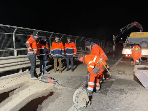 Bei der Kontrollen an der Brücke war neben den Technikern der Landesabteilungen Tiefbau und Straßendienst auch Landesrat Daniel Alfreider (3.v.l.) mit dabei. (Foto: LPA/gnews)