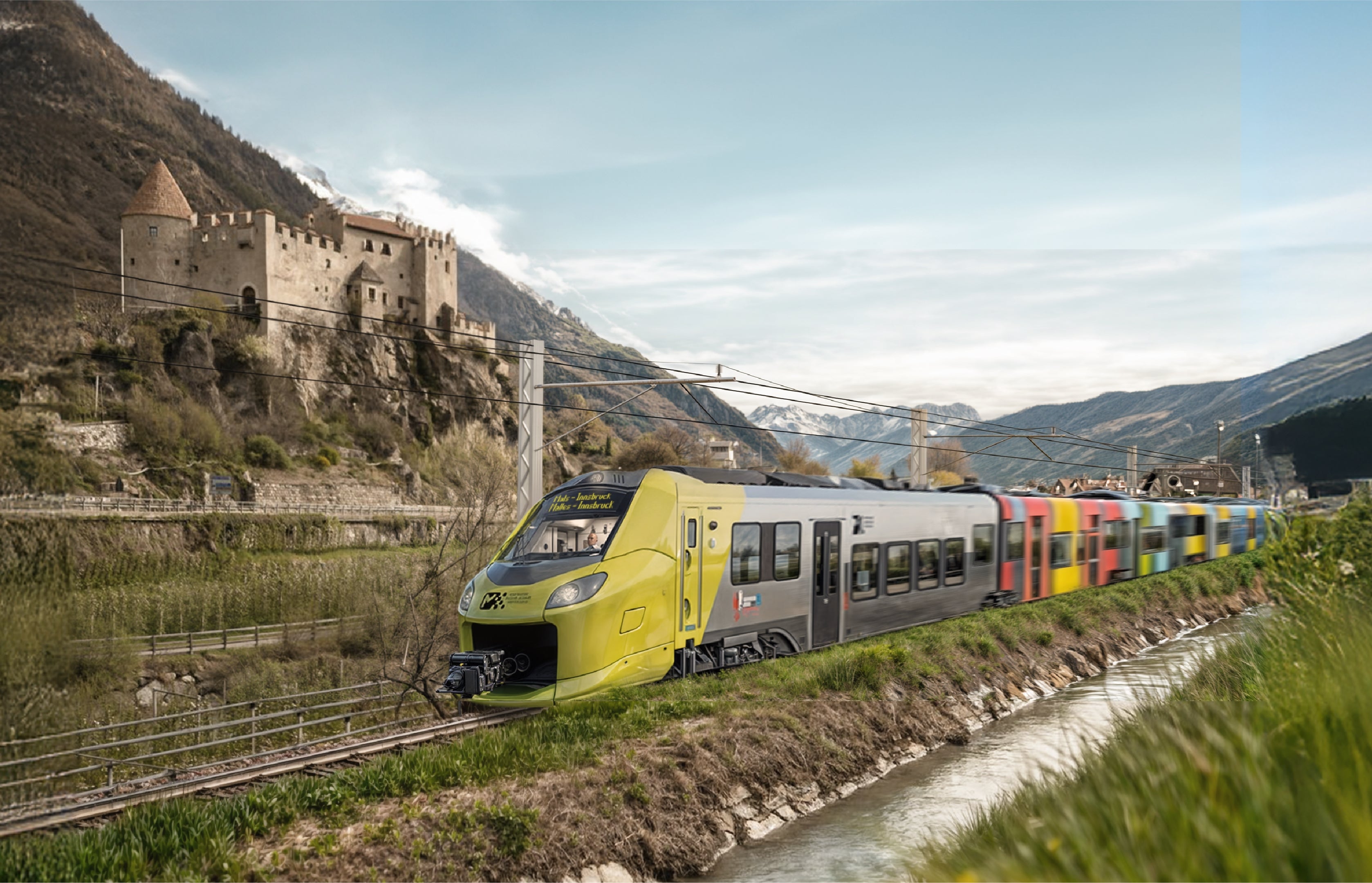 2025 werden auf der Linie der Vinschger Bahn die neue Oberleitung und das europäische Zugleitsystem ETCS – European Train Control System auf den bestehenden und neuen Zügen (im Bild) installiert, ausführlich getestet und zugelassen. (Rendering: STA/Alstom)