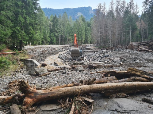Der Frötschbach in Seis (im Bild) hat Material bis in den Eisack geführt, das Rückhaltebecken ist voll mit Geröll und Holz. (Foto: LPA/Landesamt für Wildbach- und Lawinenverbauung Süd in der Agentur für Bevölkerungsschutz)