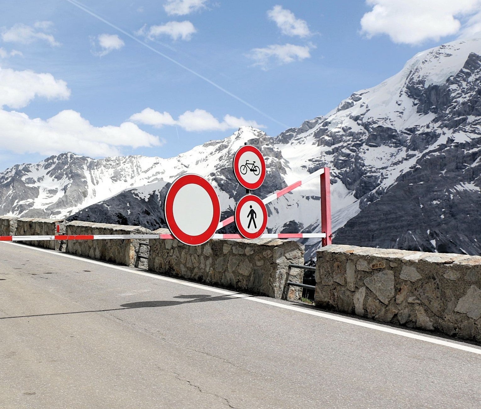 Für die Passstraße auf den zweithöchsten Alpenpass, das 2.758 Meter hohe Stilfser Joch (SS38), das Südtirol mit der Lombardei verbindet, gilt seit heute (18. November) ab Trafoi die Wintersperre. (Foto: LPA/Roman Clara)