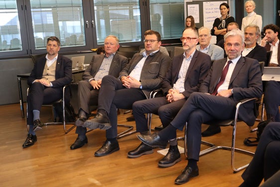 Il consigliere provinciale Helmut Tauber, il presidente di HGV Manfred Pinzger, il presidente di IDM Hansi Pichler, il direttore di IDM Erwin Hinteregger, l'assessore provinciale Arnold Schuler durante l'incontro (da sinistra a destra) (Foto: ASP/Noemi Prinoth)