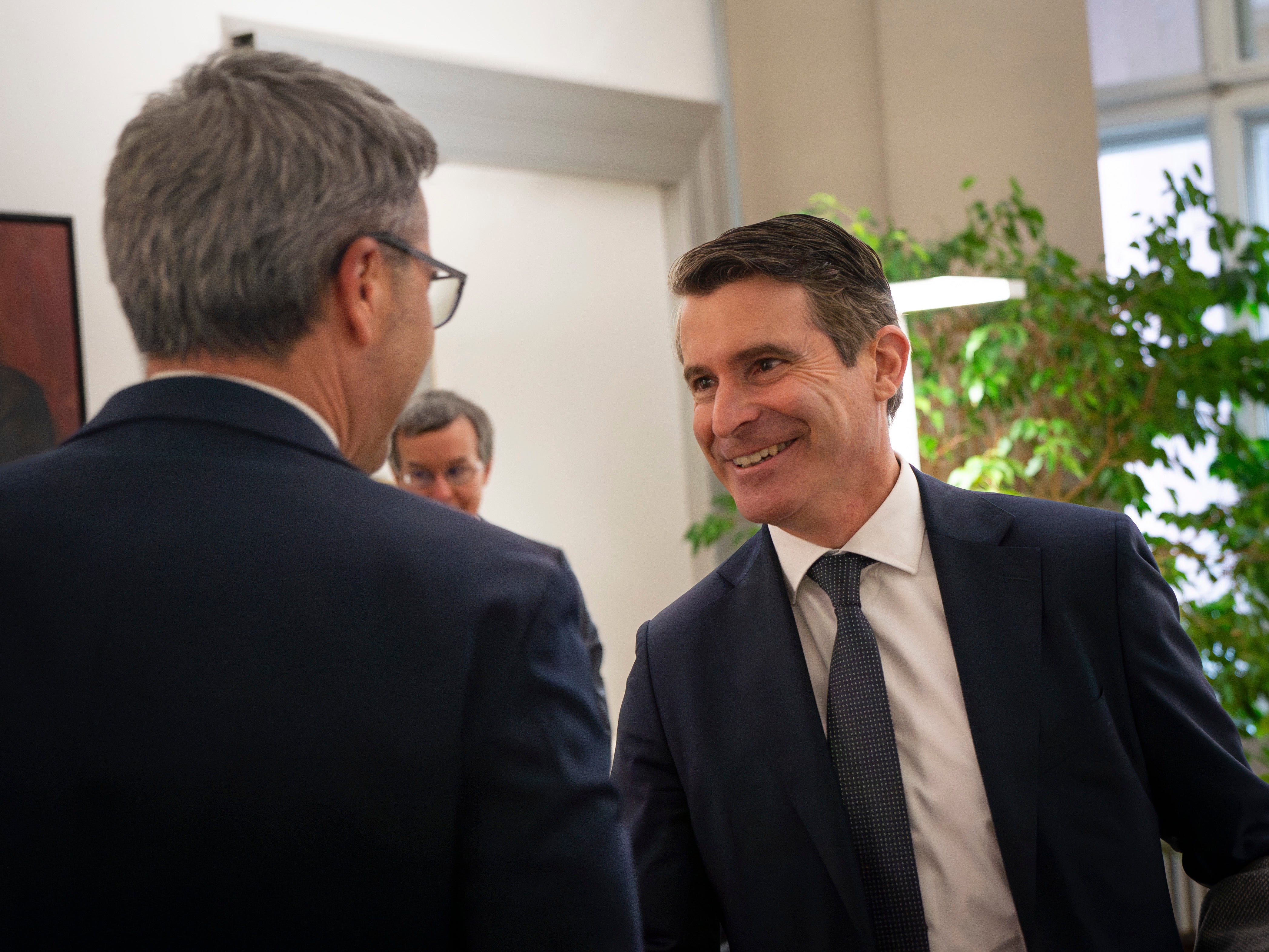 Eric Beißwenger è il ministro di Stato bavarese per gli Affari europei e internazionali. Durante la sua visita in Alto Adige ha incontrato il presidente Kompatscher e l'assessora provinciale Amhof. (Foto: ASP/Fabio Brucculeri)