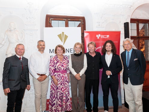 Foto di gruppo con gli organizzatori e gli artisti: da sinistra Christoph von Ach (Euregio); Philipp Kerschbaumer (sindaco di Ponte Gardena), Rosmarie Pamer (vicepresidente della Provincia); Sarah Kattih, Matthias Brommann, Philipp Genetti (Meraner Festspiele) e Carl Philipp Baron Hohenbühel (Istituto dei Castelli dell'Alto Adige) (Foto: ASP/Tiberio Sorvillo) 