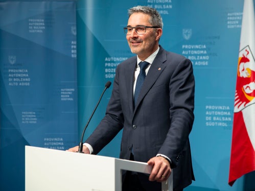 Il presidente della Provincia autonoma di Bolzano, Arno Kompatscher, durante la conferenza stampa di oggi, 31 gennaio: Lo stralcio delle cartelle fino a 1.000 euro costituirebbe un'ingiustizia nei confronti di quei cittadini che hanno pagato le imposte. Foto: ASP/Fabio Brucculeri)