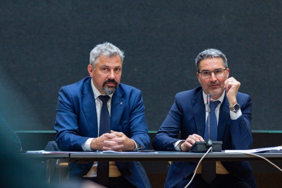Generaldirektor Alexander Steiner und Landeshauptmann Arno Kompatscher stellen am 29. Mai den Jahresbericht zum Vereinfachungsprozess "Bürgernahe Verwaltung" vor. (Foto: LPA/Greta Stuefer)