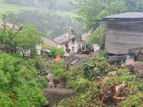 Mit der Errichtung von Sohlschwellen und der Neuanlage oder Renovierung der Uferschutzmauern verstärkt die Wildbachverbauung den Hochwasserschutz am Tisenserbach in Tisens in der Gemeinde Kastelruth. (Foto: LPA/Landesamt für Wildbach- und Lawinenverbauung Süd)