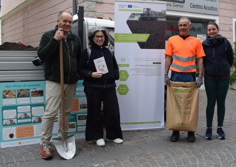 Jede Menge Informationen zum Kompostieren und auch nützliche Säcke dafür gab es von Georg Pircher, Elisa Poznanski, Johann Metz und Maria Pilser beim Informationsstand des Landesamts für Abfallwirtschaft am Wochenende in Schlanders. (Foto: LPA)