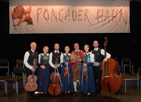 Beim Festabend zur Verleihung des renommierten Volksmusikpreises Pongauer Hahn am 9. Mai in St. Johann im Pongau: Pate Robert Schwärzer (Dritter von rechts) mit der Familienmusik Huber. (Foto: LPA/Verein Pongauer Hahn)
