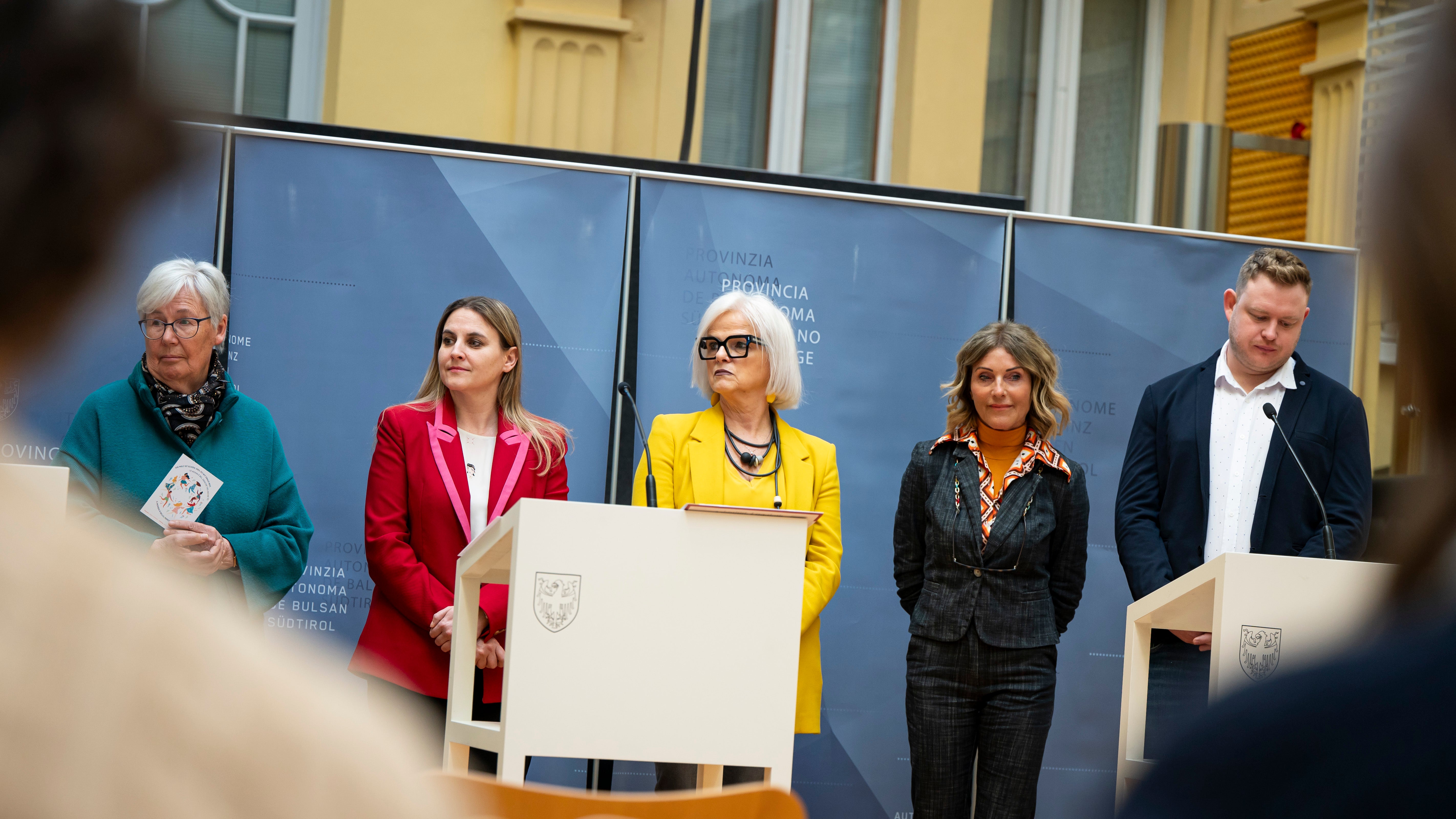 Impegno comune per la Giornata internazionale della donna: da sinistra Irene Vieider (Katholische Frauenbewegung), Ulrike Oberhammer e Nadia Mazzardis (Commissione provinciale pari opportunità), Heidrun Goller (KVW Donne) e Philipp Tarfusser (Südtiroler Jugendring). L'iniziativa è sostenuta dal Katholischen Familienverband e dalla Südtiroler Bäuerinnenorganisation. (Foto: USP/Fabio Brucculeri)