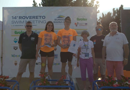 Una delle premiazioni della tappa di Rovereto. Nella foto (da sinistra) Cristian Sala, presidente del Comitato Provinciale Fin Trentino, Karolina Seeber e Jan Bacher (Schwimmclub Brixen), Sabine Mair Dejakum (SC Brixen-Bressanone), Robert Krismer (presidente del Tiroler Wassersportverein Schwimmen), Gianfranco Barbiero (presidente 2001 Team e direzione del Centro Natatorio Rovereto). (Foto: ESC)