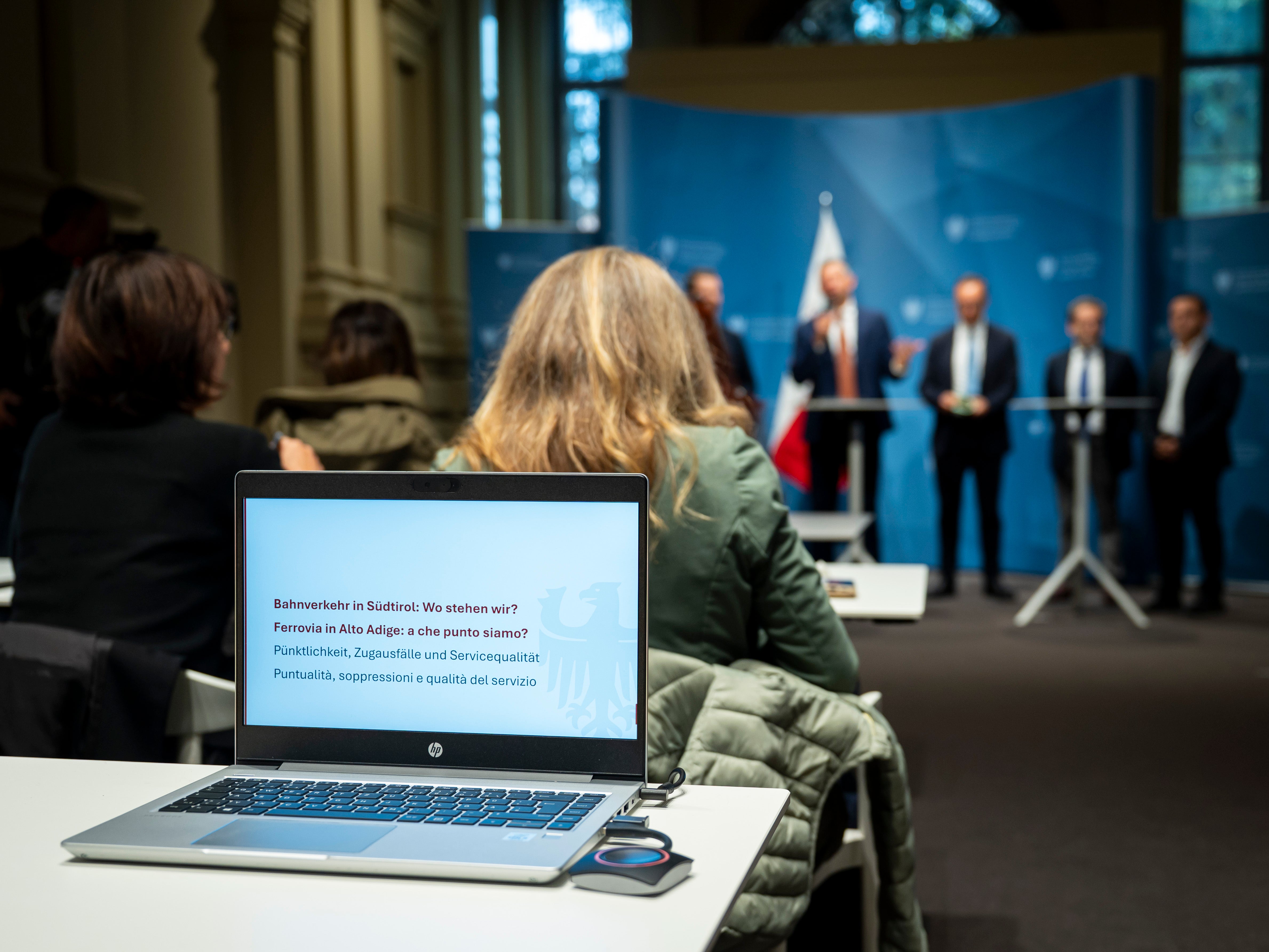 Zahlen, Investitionen, Ursachen und Maßnahmen zu Verspätungen und Zugausfällen sowie laufende und geplante Infrastrukturarbeiten standen im Mittelpunkt einer Pressekonferenz zur aktuellen Situation des Bahnverkehrs in Südtirol. (Foto: LPA/Fabio Brucculeri)