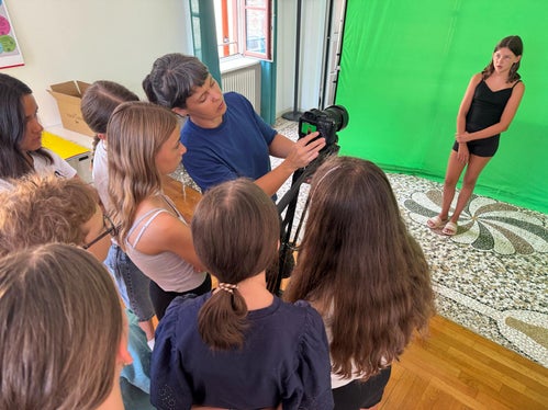 In einem der Workshops wurde das Filmen geübt. (Foto: LPA/Deutsche Bildungsdirektion/Eva Lageder)