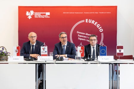 Presentato l'Euregio Ticket: da sinistra, il capitano del Tirolo Anton Mattle, il presidente dell'Euregio e della Provincia autonoma di Bolzano Arno Kompatscher e il presidente della Provincia autonoma di Trento Maurizio Fugatti. (Foto: USP/Tiberio Sorvillo)