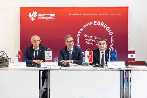 L ie unì prejentà l Ticket Euregio: da man ciancia, l sxurastant dl Tirol Anton Mattle, l presidënt dl’Euregio y dla Provinzia autonoma de Bulsan Arno Kompatscher y l presidënt dla Provinzia autonoma de Trënt Maurizio Fugatti. (Foto: USP/Tiberio Sorvillo) 
