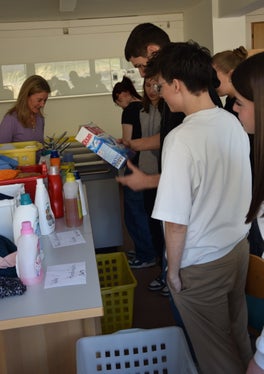 Wie reinige und pflege ich meine Wäsche? Praktische Antworten und Tipps auf diese und viele ähnliche Fragen konnten sich Jugendliche beziehungsweise Schulklassen an der Fachschule für Hauswirtschaft und Ernährung Tisens beim Haushaltsparcours holen. (Foto: LPA/FS Tisens)