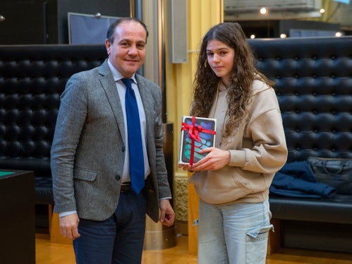L'assessore Vettorato premia una delle vincitrici del concorso. (Foto: ASP/Fabio Brucculeri)