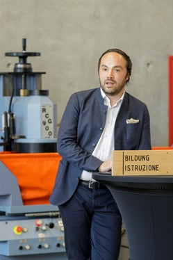 L'assessore provinciale Achammer ha espresso 3 auspici per la Provincia di Bolzano e per la popolazione altoatesina: che le persone non si prendano troppo sul serio, che si possa trovare un buon equilibrio di interessi, che si rafforzi la coesione e che nessuno venga lasciato indietro (Foto: ASP/Tiberio Sorvillo)