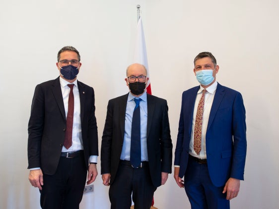 Abteilungsdirektor Pagani (Mitte) beim Abschiedsgespräch mit LH Kompatscher (l.) und LR Alfreider. (Foto: LPA/Fabio Brucculeri)