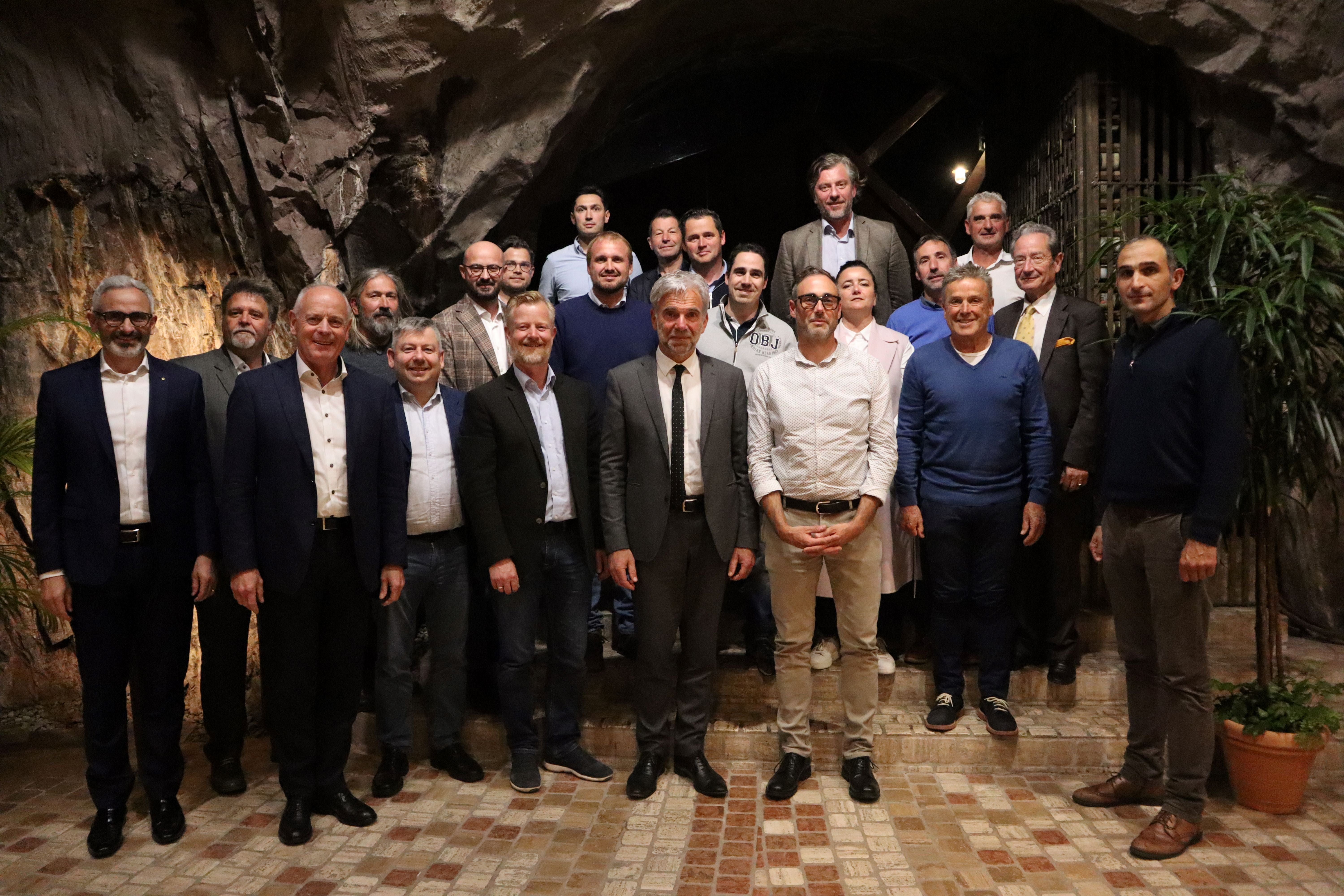 L'assessore Schuler (in primo piano) con i rappresentanti del settore vitivinicolo durante l'incontro a Laimburg (Foto: ASP/Noemi Prinoth)