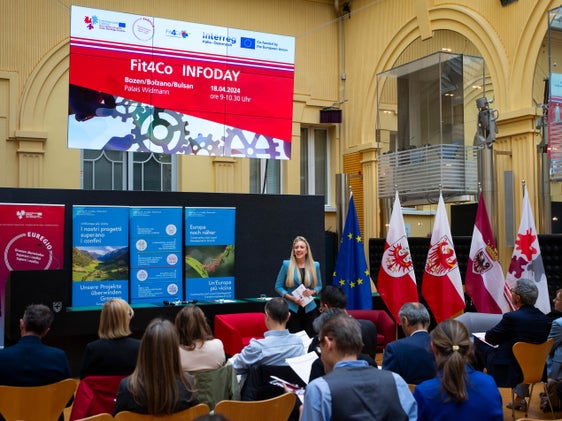 Durante l’evento informativo che si è tenuto nella mattinata di oggi (18 aprile) a Palazzo Widmann, a Bolzano, oltre 60 partecipanti interessati hanno potuto ricevere informazioni sulla nuova edizione di questo programma finanziato dall'Unione Europea. (Foto: ASP/Fabio Brucculeri)
