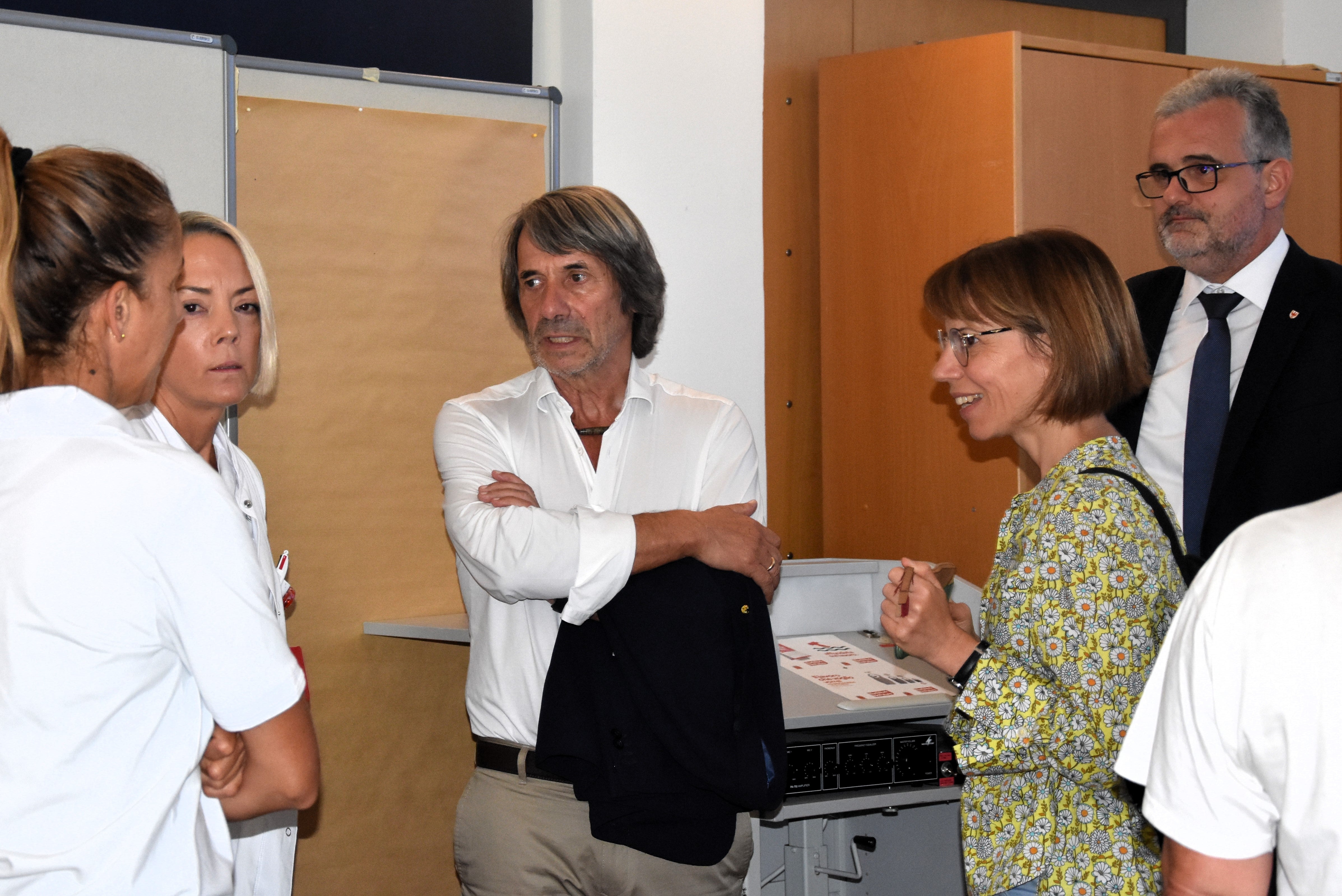 Gesundheitslanderat Hubert Messner (Mitte), Bezirksdirektorin Elisabeth Montel (2. von rechts) und Ressortdirektor Michael Mayr (rechts) im Gespräch mit Mitarbeitenden im Krankenhaus Brixen. (Foto: LPA/Angelika Schrott)
