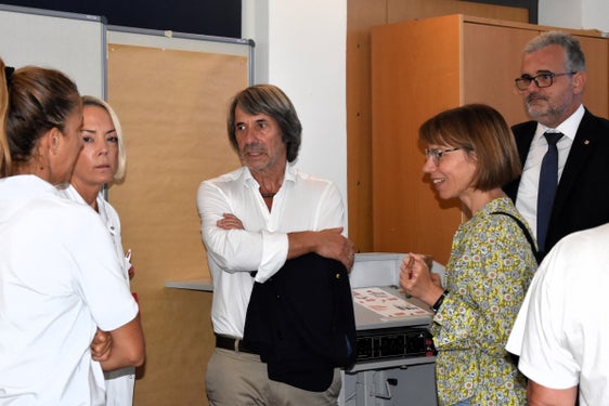 Gesundheitslanderat Hubert Messner (Mitte), Bezirksdirektorin Elisabeth Montel (2. von rechts) und Ressortdirektor Michael Mayr (rechts) im Gespräch mit Mitarbeitenden im Krankenhaus Brixen. (Foto: LPA/Angelika Schrott)