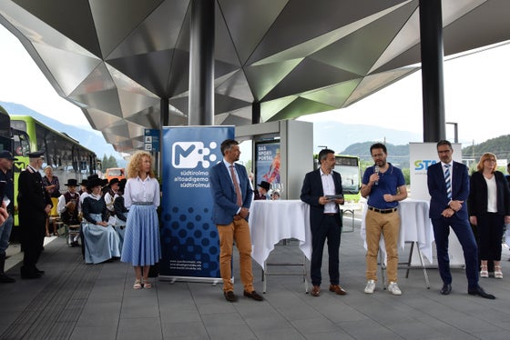 L'inaugurazione del nuovo Centro di mobilità di Brunico: da sinistra la coordinatrice dell'Infopoint Petra Kosaraz, l'assessore Alfreider, il direttore della STA Dejaco, il sindaco Griessmair, il presidente Kompatscher e la coordinatrice dell'Infopoint Claudia Fink (Foto: ASP/Angelika Schrott)