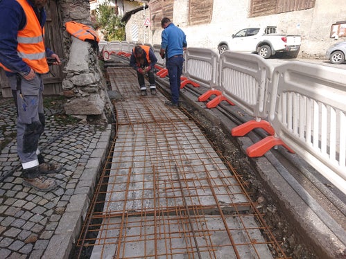 La squadra dei bacini montani sta ripristinando il rio Corces che attraversa il centro del Paese (Foto: Agenzia per la protezione civile/Ufficio provinciale sistemazione bacini montani ovest/Martin Eschgfäller)