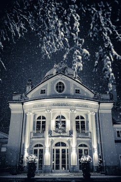 Für den Meraner Stadttheater- und Kurhausverein (im Bild das Kurhaus) beläuft sich die erste Zuweisung 2023 auf 280.500 Euro. (Foto: Unsplash)