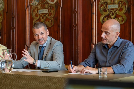 Damiano Beschin (a sinistra nella foto), responsabile di RFI per i progetti lungo l'asse del Brennero, e il project manager di RFI Andrea Falaguasta hanno sottolineato l'obiettivo di RFI: integrare al meglio l'opera nel contesto circostante e creare un valore aggiunto per la popolazione. (Foto: USP/Greta Stuefer)