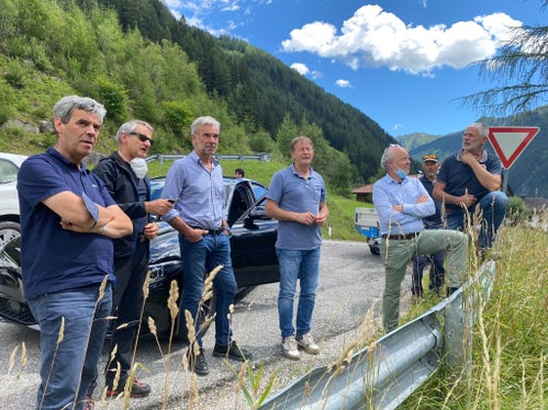 Besichtigung der Aufräumarbeiten in der Gemeinde Mühlwald mit (v.l.) Vizebürgermeister Mair, Amtsdirektor Gius, Landesrat Schuler, Bürgermeister Niederbrunner, Direktor Funktionsbereich Wildbachverbauung De Polo, Bauleiter Moser (Foto: LPA/Noemi Prinoth)