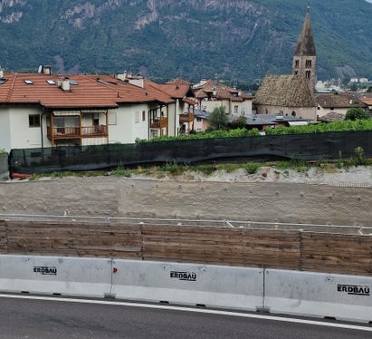 An der Staatsstraße in Branzoll laufen derzeit im Zuge des Baus der Umfahrung Bodenstabilisierungsarbeiten, die im Herbst beendet sein sollen. (Foto: LPA/Angelika Schrott)