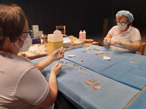 L'operazione è riuscita anche grazie al contributo di chi dietro le quinte preparava i materiali. (Foto: ASP/Guido Steinegger)