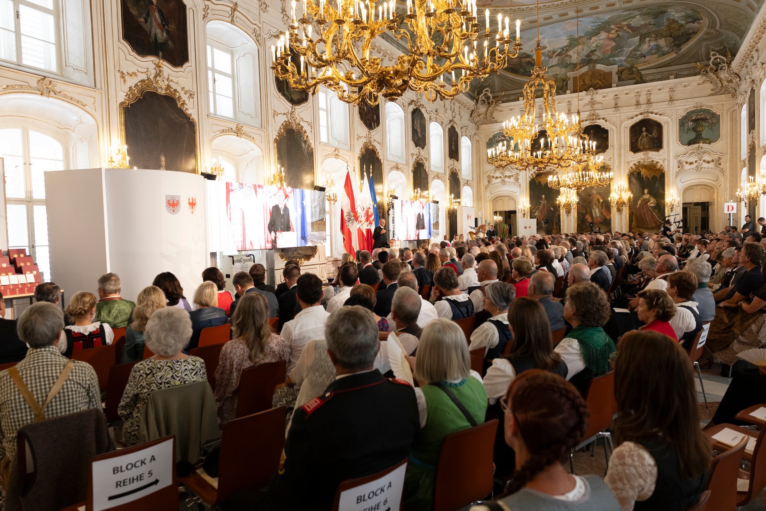 Beim Festakt in der Kaiserlichen Hofburg haben die Landeshauptleute Arno Kompatscher (Südtirol) und Anton Mattle (Tirol) am 15. August verdiente Persönlichkeiten aus Tirol und Südtirol geehrt.  (Foto: Land Tirol/Sedlak)