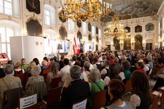 Beim Festakt in der Kaiserlichen Hofburg haben die Landeshauptleute Arno Kompatscher (Südtirol) und Anton Mattle (Tirol) am 15. August verdiente Persönlichkeiten aus Tirol und Südtirol geehrt.  (Foto: Land Tirol/Sedlak)