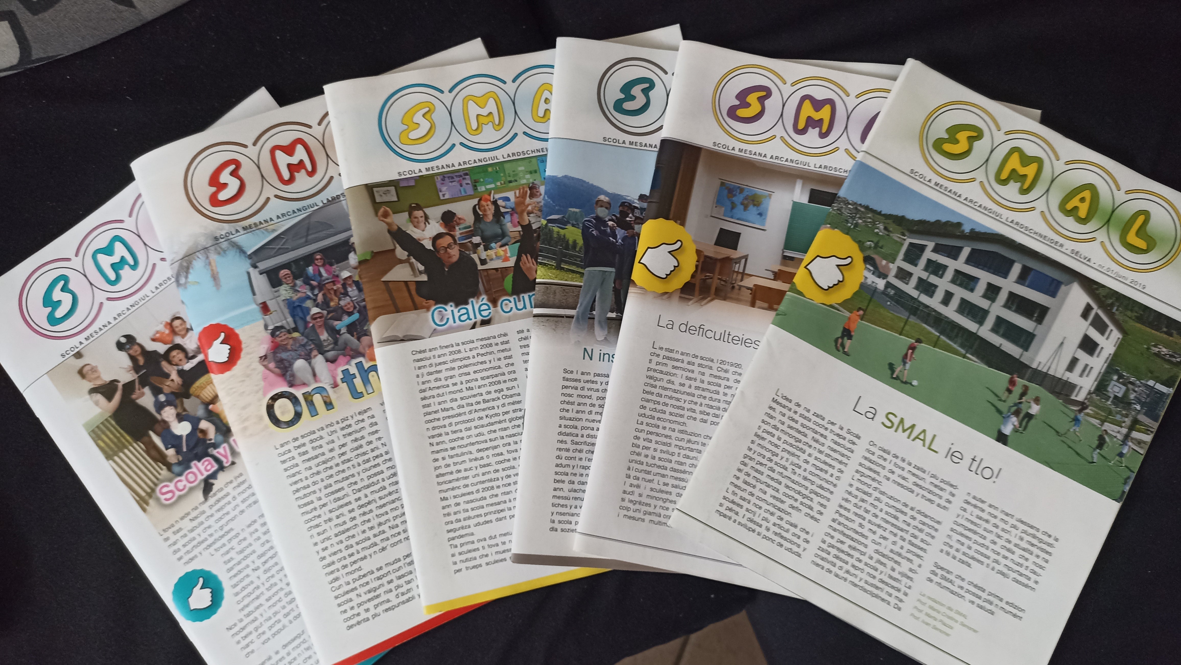 A Selva di Val Gardena, ogni fine anno scolastico, studentesse e studenti lavorano assieme per redigere un piccolo quaderno, dal grande valore simbolico. Il giornalino scolastico SMAL, acronimo della Scola Mesana Arcangiul Lardschneider. (Foto: USP/Direzione Istruzione, Formazione e Cultura ladina) 