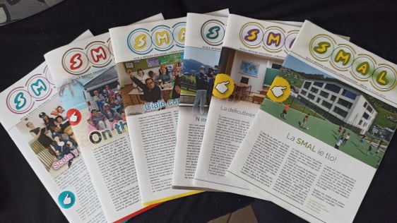 A Selva di Val Gardena, ogni fine anno scolastico, studentesse e studenti lavorano assieme per redigere un piccolo quaderno, dal grande valore simbolico. Il giornalino scolastico SMAL, acronimo della Scola Mesana Arcangiul Lardschneider. (Foto: USP/Direzione Istruzione, Formazione e Cultura ladina) 