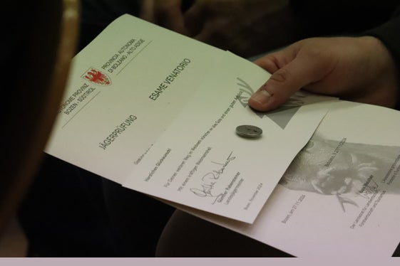Für deinen weiteren Weg im Weidwerk alles Gute und einen guten Anblick: Nach umfassender Vorbereitung haben die neuen Jägerinnen und Jäger das Jägerprüfungsdiplom und eine Anstecknadel erhalten. (Foto: LPA/Maja Clara)